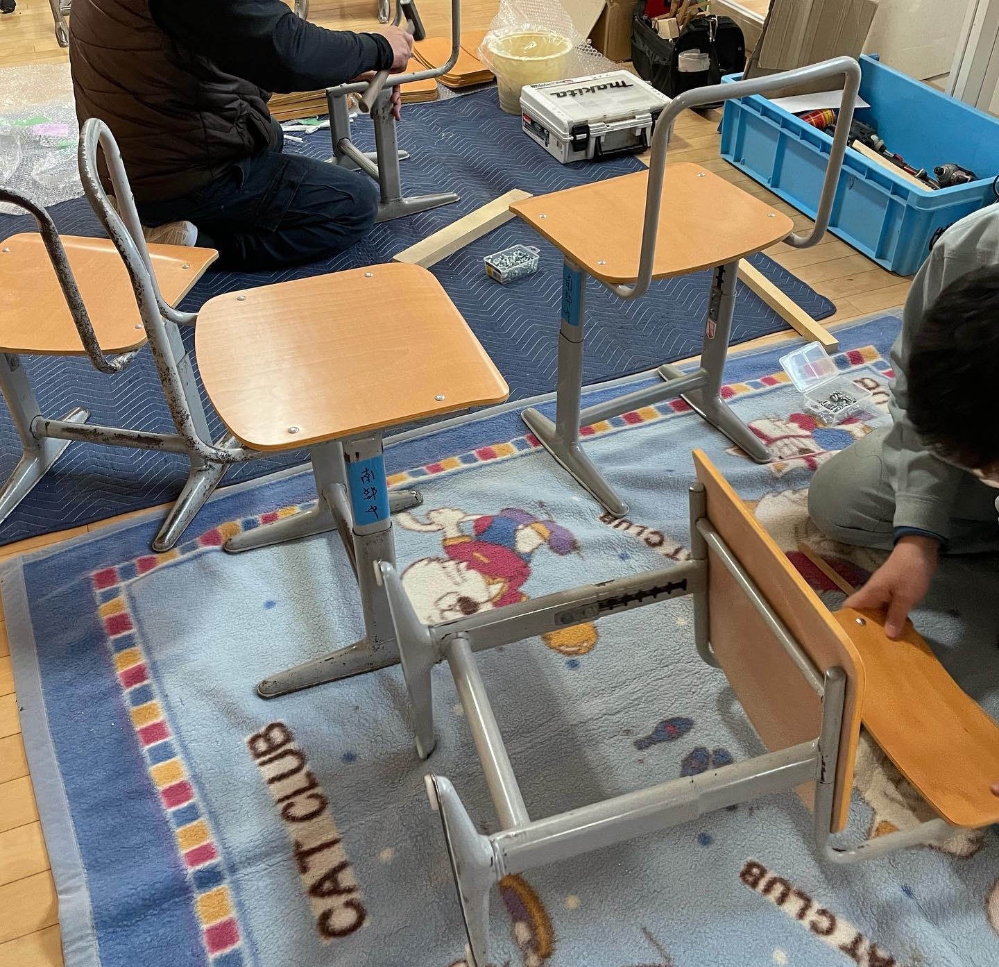 『入学式に間に合わせる』氷見市内小中学校‐机と椅子の交換作業‐